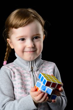Almetyevsk City, Rusya - 7 Şubat 2017: bir Rubik küpü tutan bir küçük kız
