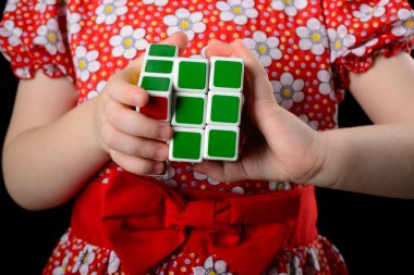 Almetyevsk City, Rusya - 7 Şubat 2017: bir Rubik küpü tutan bir küçük kız