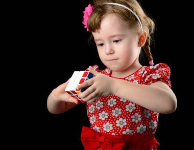 Almetyevsk City, Rusya - 7 Şubat 2017: bir Rubik küpü tutan bir küçük kız