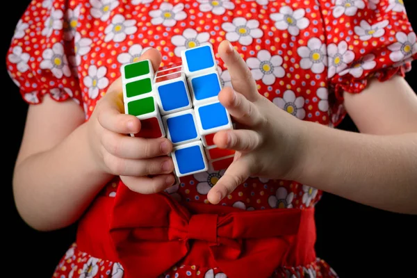 Almetyevsk City, Rusya - 7 Şubat 2017: bir Rubik küpü tutan bir küçük kız