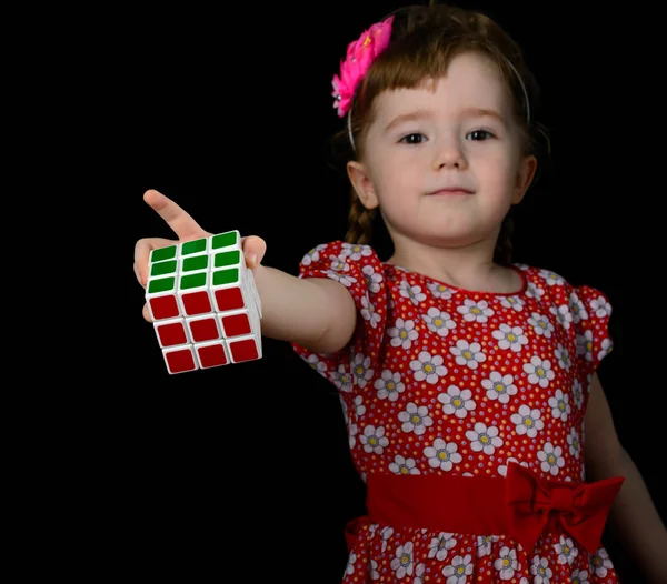 Almetyevsk City, Rússia - 7 de fevereiro de 2017: uma menina segurando um cubo de Rubik — Fotografia de Stock