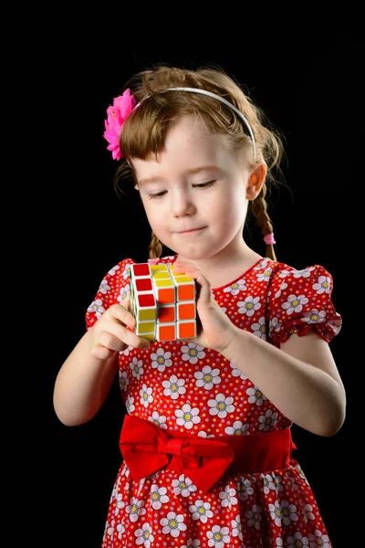 Almetyevsk City, Rusia - 7 de febrero de 2017: una niña pequeña sosteniendo un cubo de Rubik — Foto de Stock