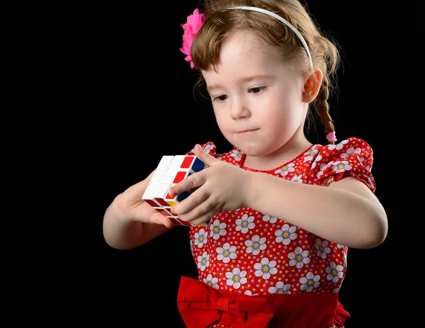 Almetyevsk City, Rússia - 7 de fevereiro de 2017: uma menina segurando um cubo de Rubik — Fotografia de Stock