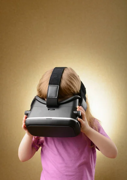 Malá holčička v virtuální brýle — Stock fotografie