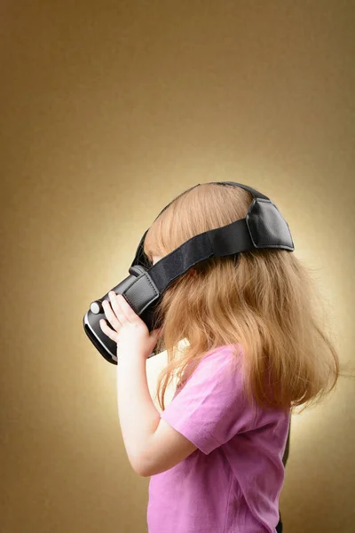 仮想ゴーグルの少女 — ストック写真