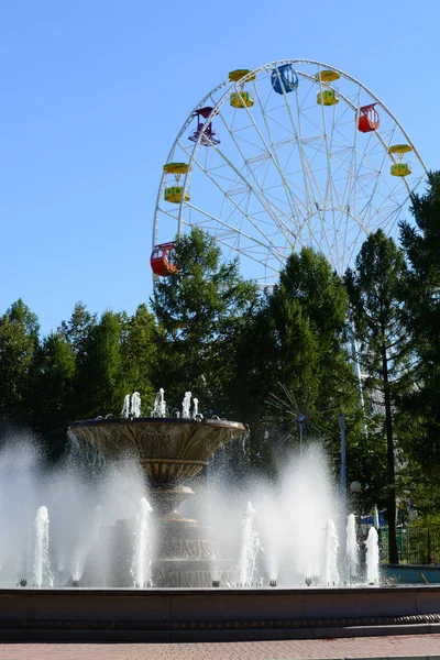 Fontaine dans parc de la ville — Photo