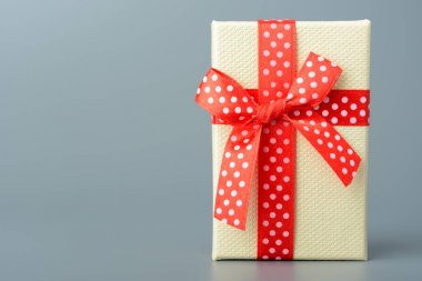 Kırmızı kurdeleli hediye kutusu ve yay.