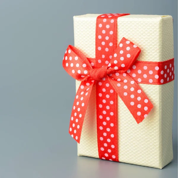 Geschenkdoos met rood lint en strik — Stockfoto