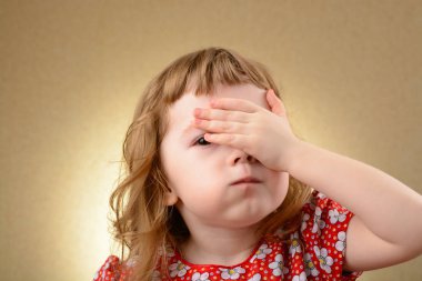 küçük bir kızın bir elma ile stüdyo portre