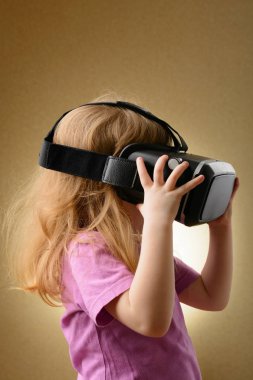 Sanal gözlük, küçük kız