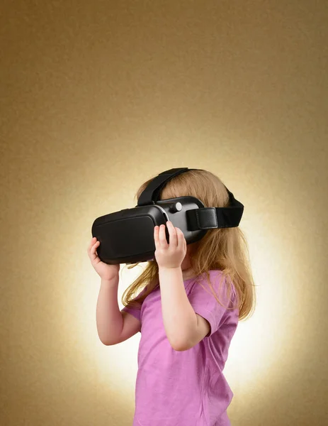 Niña con gafas virtuales — Foto de Stock