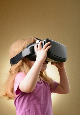 Sanal gözlük, küçük kız