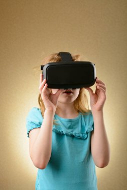 Sanal gözlük, küçük kız
