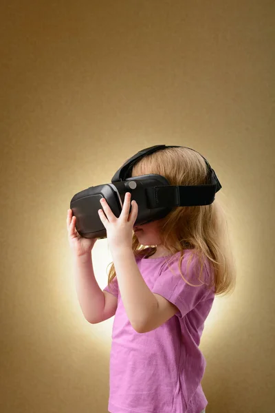 Malá holčička v virtuální brýle — Stock fotografie