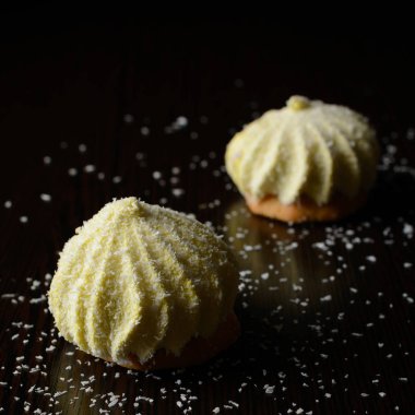 İki çikolatalı kek ile Hindistan cevizi cips serpilir