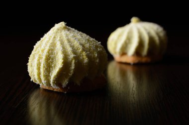 İki çikolatalı kek ile Hindistan cevizi cips serpilir