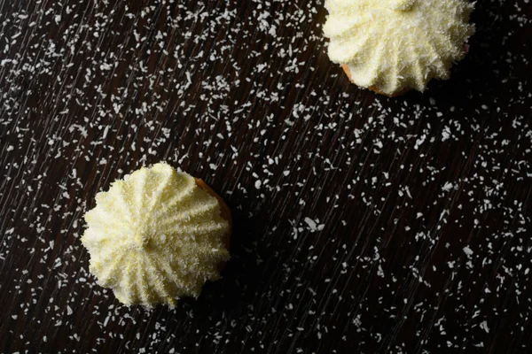 İki çikolatalı kek ile Hindistan cevizi cips serpilir — Stok fotoğraf