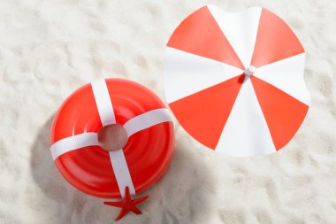 Plajda şemsiye ve yüzme yüzük: Ana sayfa görünümü