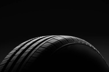 Siyah arka planda araba lastiği