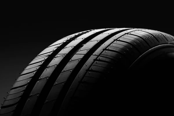 검은 배경의 자동차 타이어 — 스톡 사진