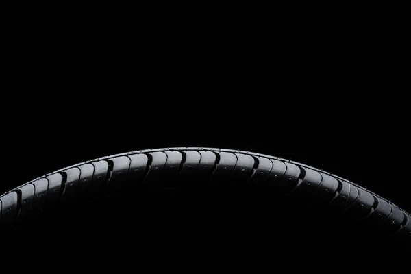 Автомобільна шина на чорному тлі — стокове фото