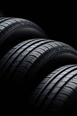 Siyah arka planda araba lastikleri