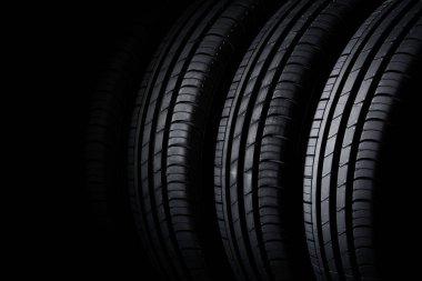 Siyah arka planda araba lastikleri