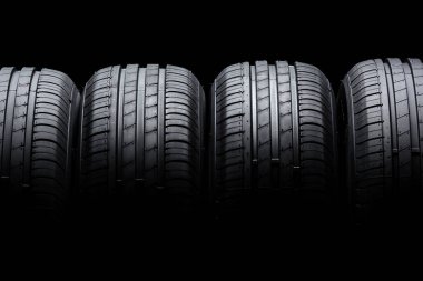 Siyah arka planda araba lastikleri