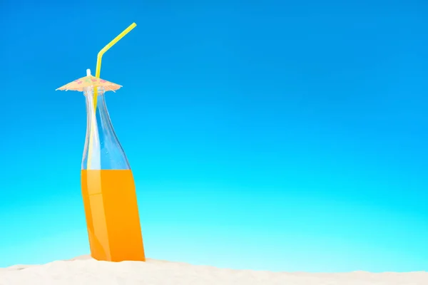 La botella de zumo de naranja en la playa —  Fotos de Stock