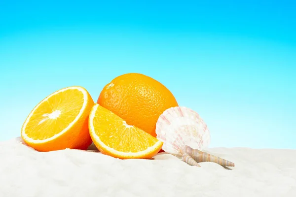 Orangen auf dem Sand — Stockfoto