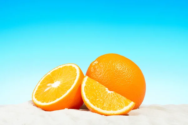 橘子在沙滩上 — 图库照片