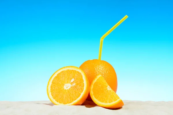 Pomeranč s kapkou na pláži — Stock fotografie