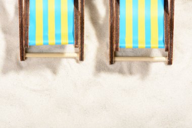 Sahilde iki şezlong: Ana sayfa görünümü