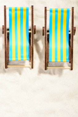 Sahilde iki şezlong: Ana sayfa görünümü