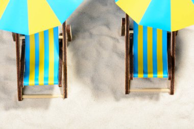 Sahilde iki şezlong: Ana sayfa görünümü