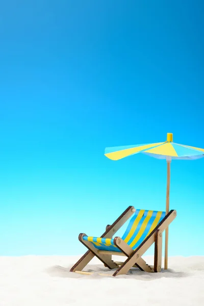 Cama de sol en la playa en el fondo del cielo azul — Foto de Stock