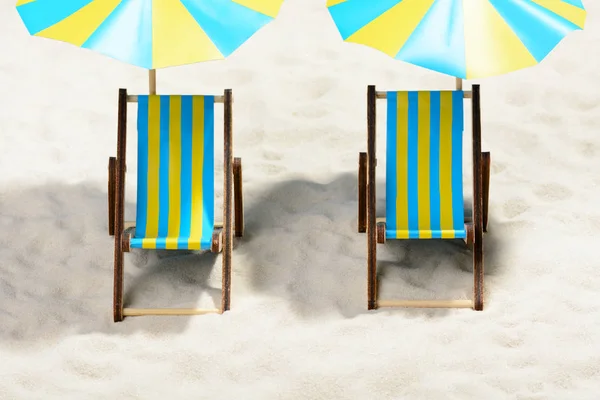 Дві сонячні ліжка на пляжі: вид зверху — стокове фото