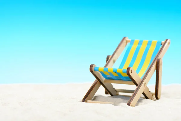 Zonnebank op het strand op de achtergrond van de blauwe hemel — Stockfoto