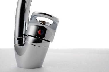 Beyaz bir arka plan üzerinde su musluk