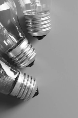 Gri arka plan üzerinde üç akkor ampuller