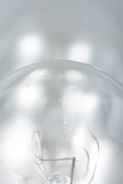 Gri arka plan üzerinde üç akkor ampuller