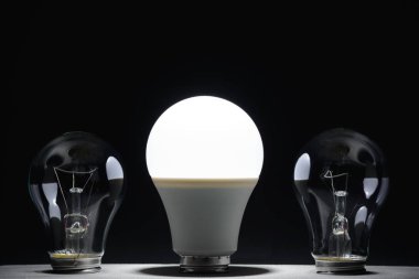 Parlayan lamba ve akkor ampuller led karanlıkta
