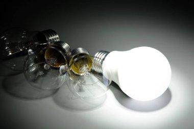 Parlayan lamba ve akkor ampuller led karanlıkta