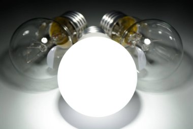 Parlayan lamba ve akkor ampuller led karanlıkta