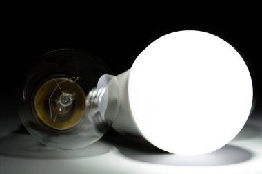 Parlayan lamba ve akkor ampul led karanlıkta