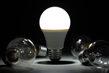 Parlayan lamba ve akkor ampuller led karanlıkta