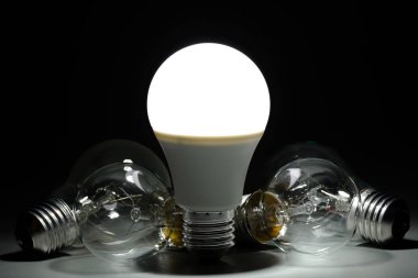 Parlayan lamba ve akkor ampuller led karanlıkta