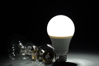 Parlayan lamba ve akkor ampuller led karanlıkta