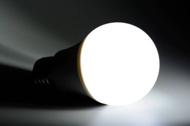 Parlayan ışık karanlıkta led