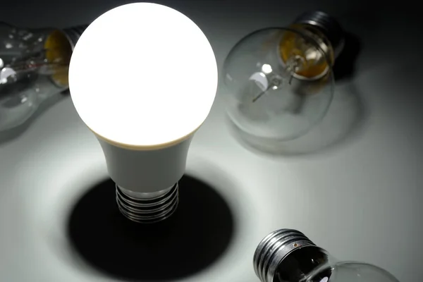 Lampada a led incandescente e lampadine a incandescenza al buio — Foto Stock
